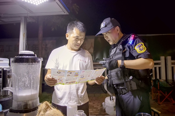 民警向群眾宣傳禁毒知識(shí)。