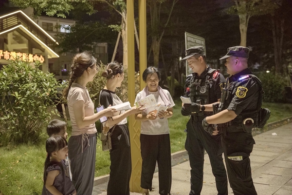 民警向群眾宣傳禁毒知識(shí)。