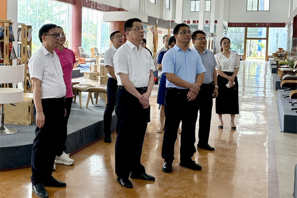 調研組在容縣林產業(yè)行業(yè)社科普及基地調研。
