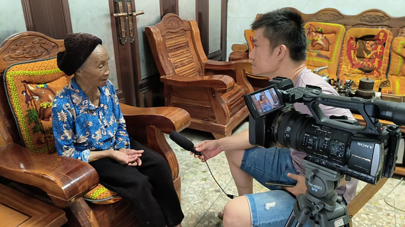 曹利國(guó)的家人接受采訪。凌云縣融媒體中心供圖
