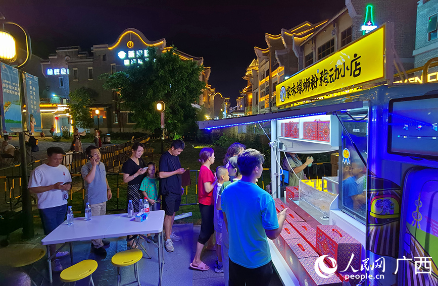市民游客在柳州窯埠古鎮(zhèn)排隊(duì)等待嗍粉。人民網(wǎng) 付華周攝