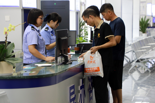 導辦臺輔警引導群眾辦理業(yè)務。潘承毅攝