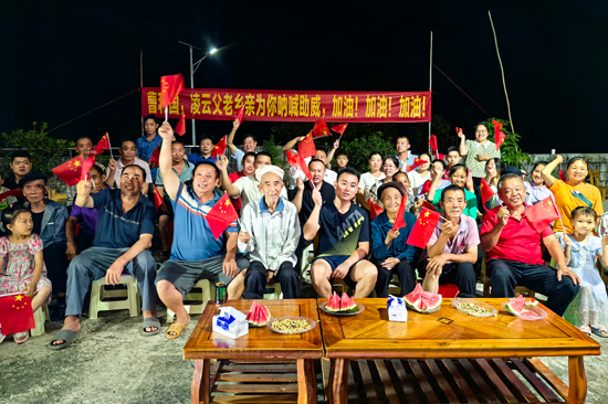 比賽當晚，曹利國的家人和鄉(xiāng)親為他加油助威。周俊位攝