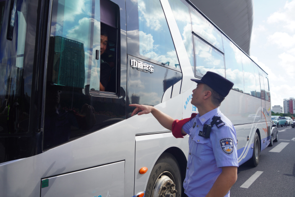 北海鐵路公安處民警在北海站送客平臺疏導(dǎo)交通。廖才立攝