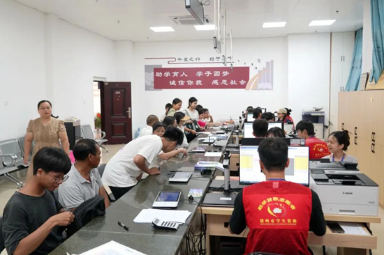 橫州市生源地助學(xué)貸款辦理大廳內(nèi)，不少學(xué)生前來辦理助學(xué)貸款。