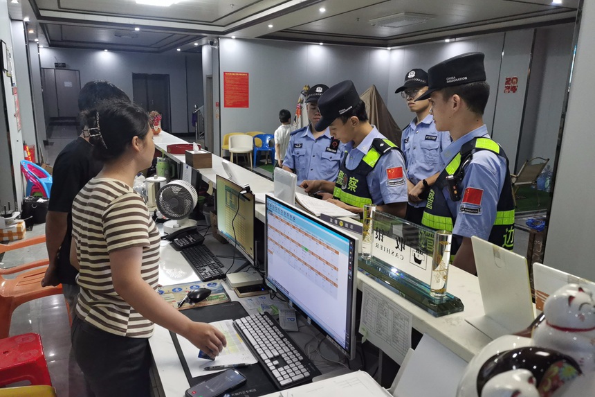 民警檢查特種行業(yè)。