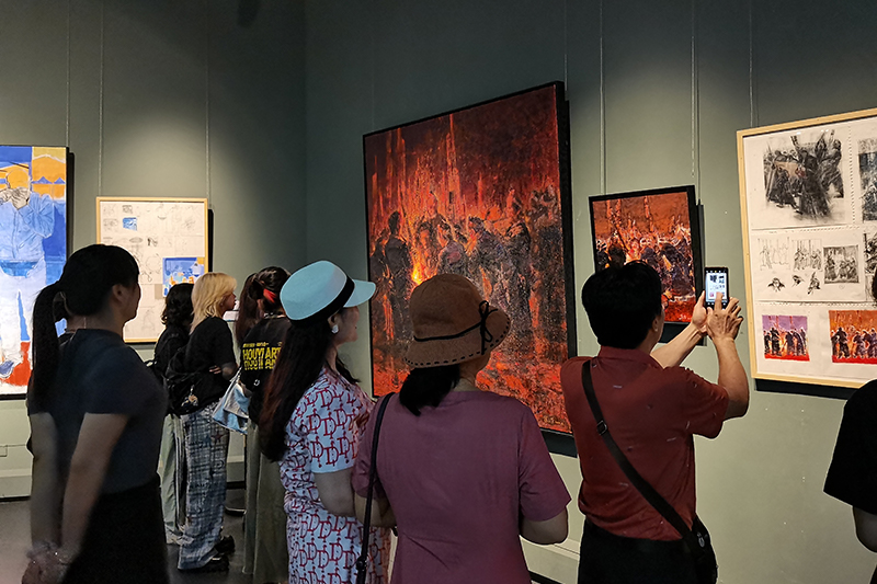 市民參觀美術(shù)作品展。譚紫成攝