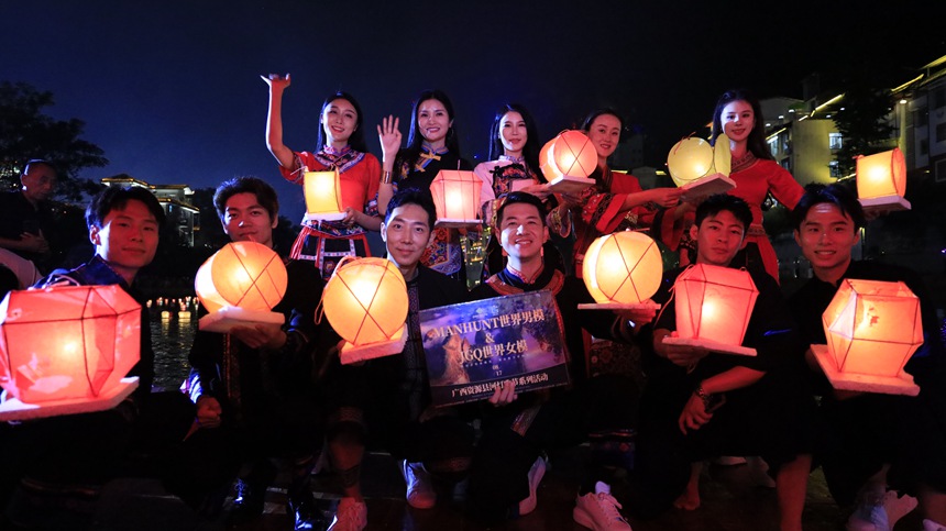 世界名模走進(jìn)資源，在河燈節(jié)活動(dòng)現(xiàn)場齊放河燈。