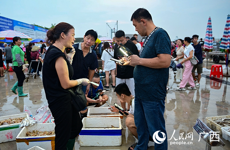 不少主播在碼頭直播帶貨。人民網(wǎng) 雷琦竣攝