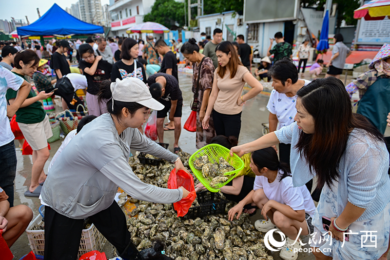 市民游客在購(gòu)買海鮮。人民網(wǎng) 雷琦竣攝
