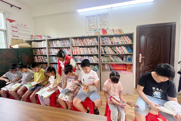 孩子們正在認(rèn)真閱讀。