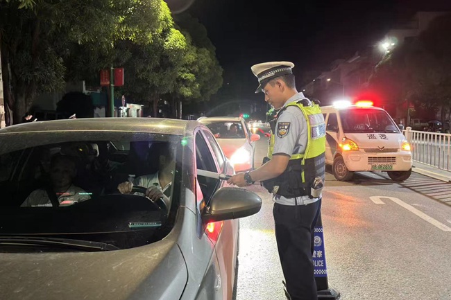 近日，防城港市公安局交警部門對駕駛員進行酒精測試