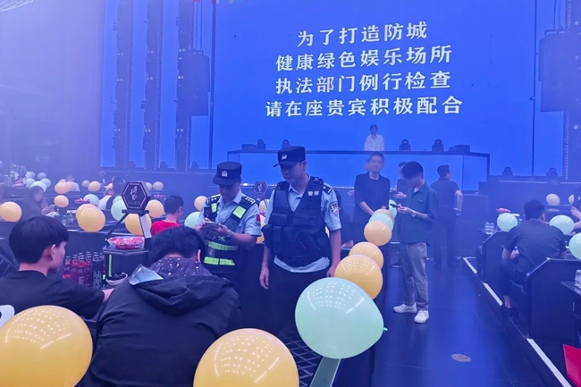 7月7日晚11時許，防城港市公安局城東派出所民輔警到轄區(qū)KTV、酒吧等娛樂場所開展清查。