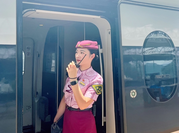 列車長李楷正在聯(lián)控作業(yè)。黃美就攝