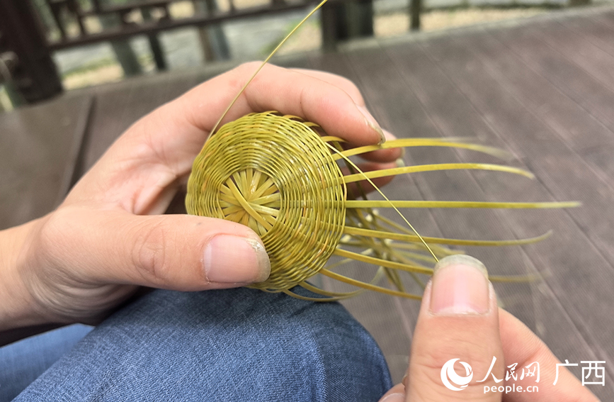 馮文兵耐心編織竹工藝品。人民網(wǎng) 付華周攝