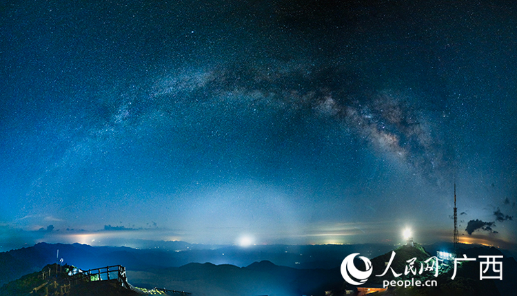 “華南之巔”的星空盛宴：“銀河之眼”掛夜空