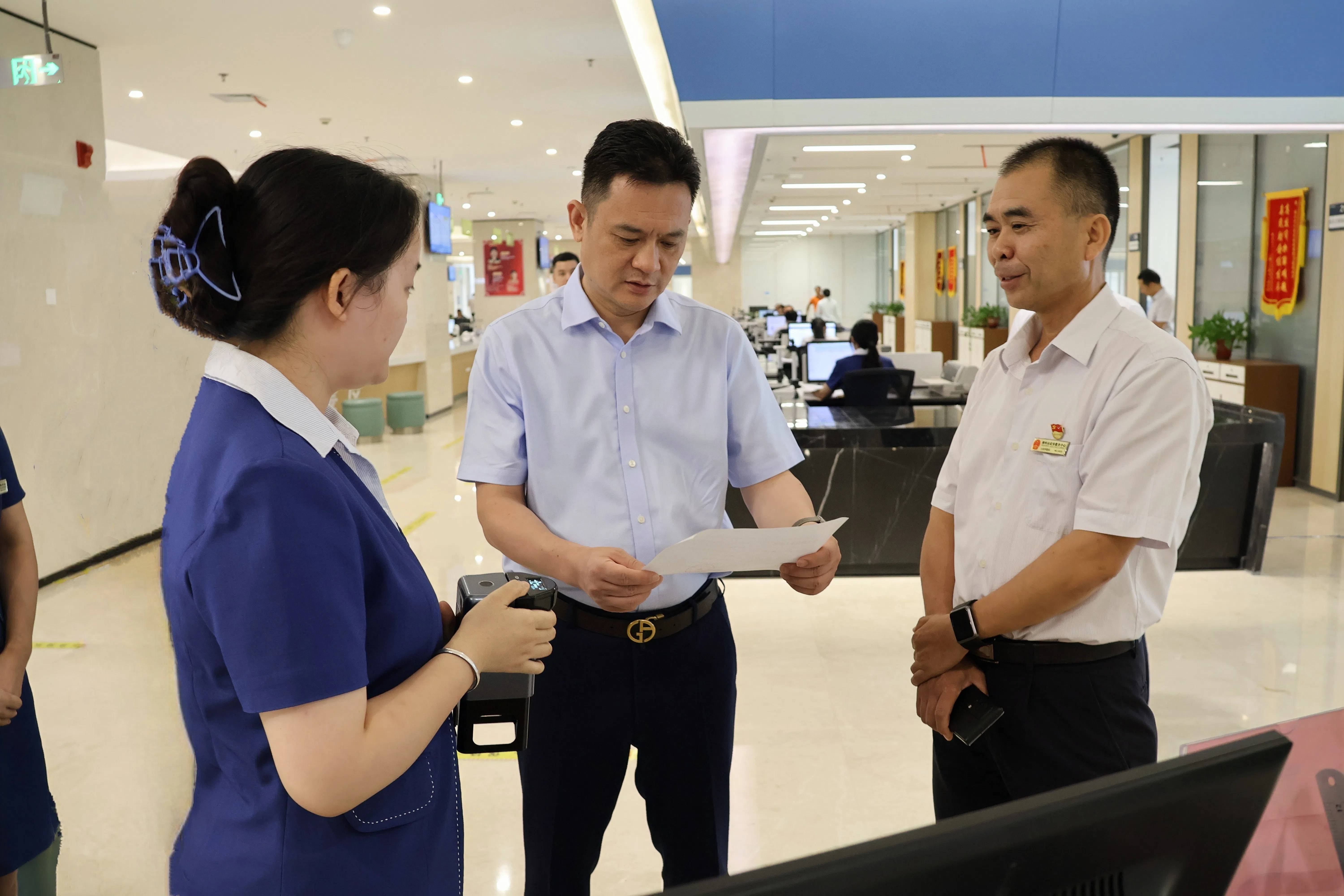 柳州市委常委、市人民政府副市長(zhǎng)張華到柳州市民服務(wù)中心調(diào)研