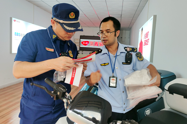 檢查電動車合格證。羅幫勇攝