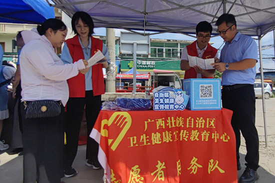 自治區(qū)衛(wèi)生健康宣傳教育中心的黨團(tuán)員志愿者向農(nóng)場(chǎng)干部職工宣講衛(wèi)生健康知識(shí)。張超群攝