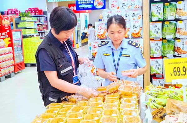 市場監(jiān)督管理局執(zhí)法人員到超市執(zhí)法檢查。