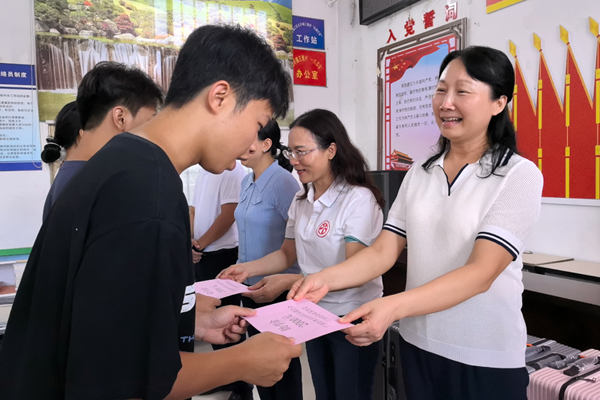 助學(xué)金發(fā)放儀式現(xiàn)場。