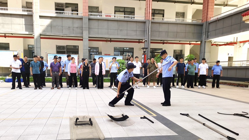民警現(xiàn)場演示安保器械使用方法和技巧