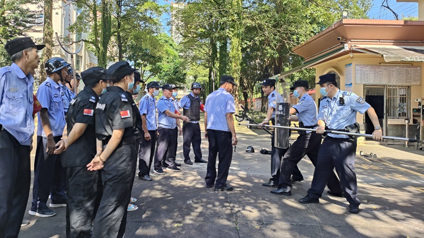民警演示安保器械使用方法和技巧