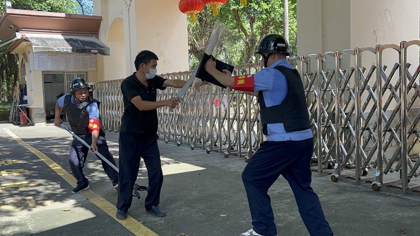 民警指導(dǎo)保安員開展校園暴恐應(yīng)急處突演練