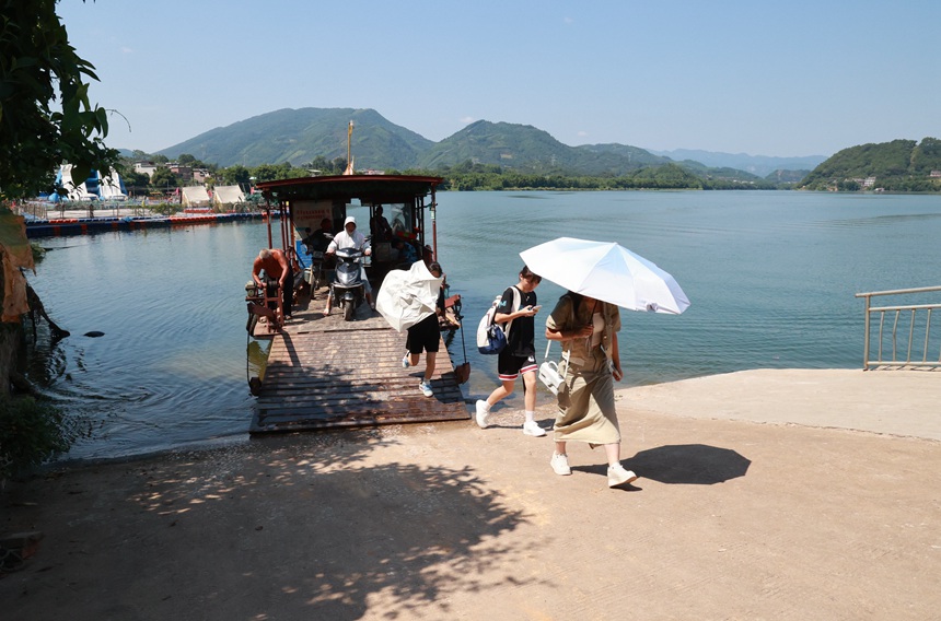 羊咀村村民在長(zhǎng)灘渡口正有序下船