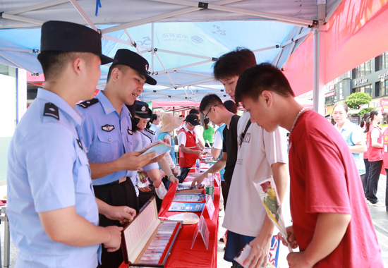 民警在白馬步行街向群眾講解禁毒知識。吳夢桃攝