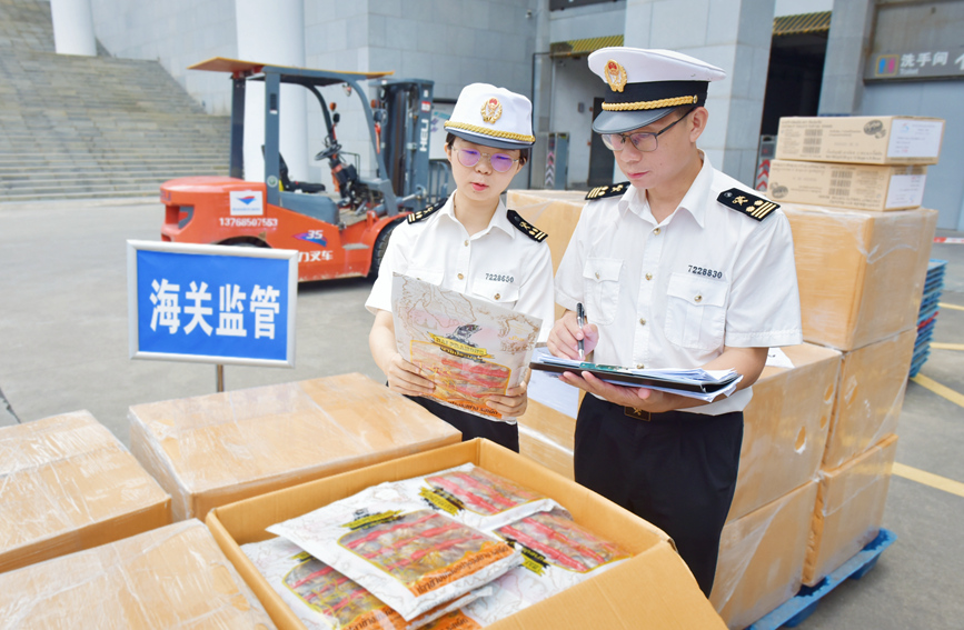 海關(guān)關(guān)員檢查核對運抵的參展商品。邕州海關(guān)供圖