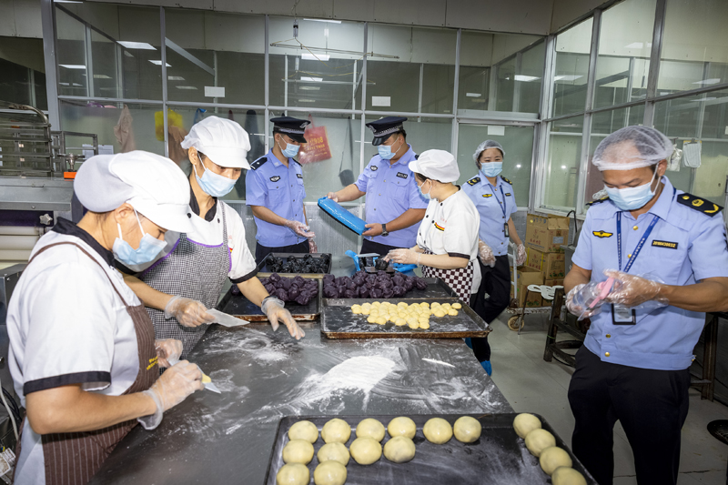 執(zhí)法人員查看月餅生產(chǎn)原材料是否合格。零達(dá)軍攝
