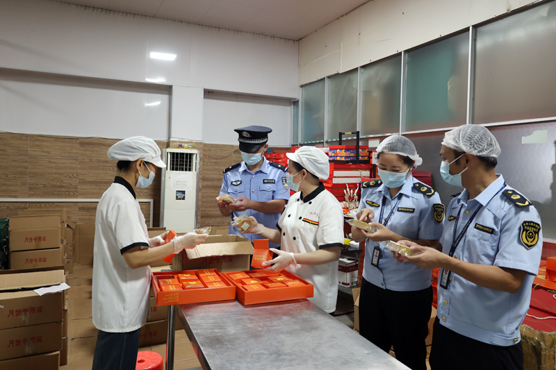 執(zhí)法人員查看已完成包裝的月餅生產(chǎn)日期。黃瑜攝