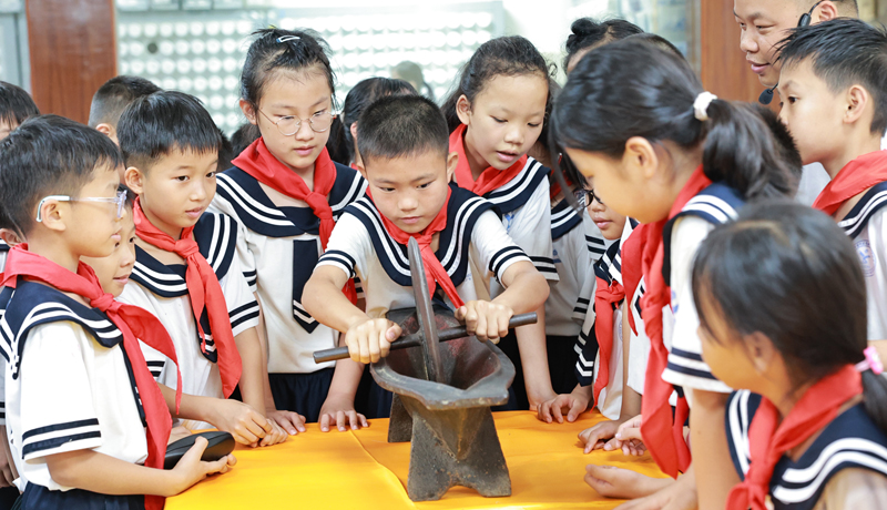 宜州區(qū)實驗小學學生開展中醫(yī)研學活動。