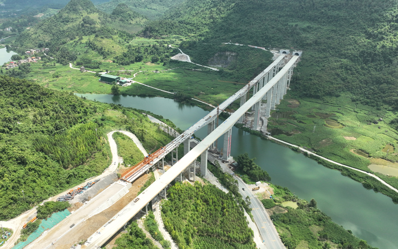 俯瞰雙幅貫通后的大環(huán)江大橋。