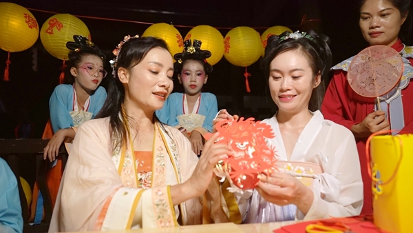 游客制作花燈。寧詩琪攝