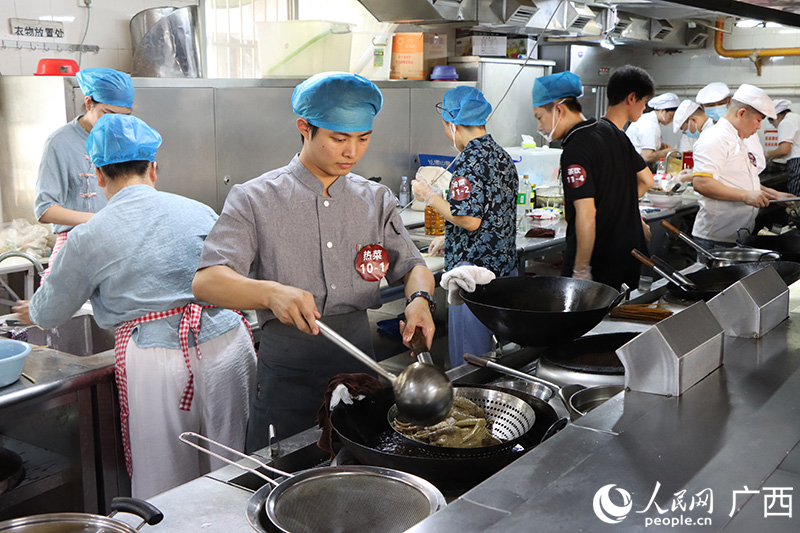 藥膳制作現(xiàn)場(chǎng)。人民網(wǎng)記者 覃心攝