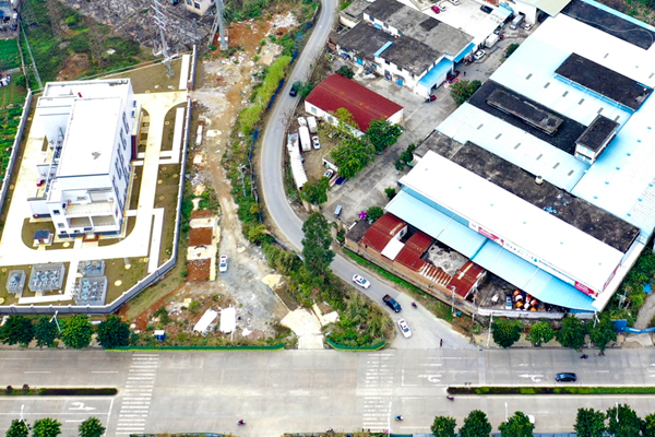 靈峰南路與鐘山中路交叉路口改造前。