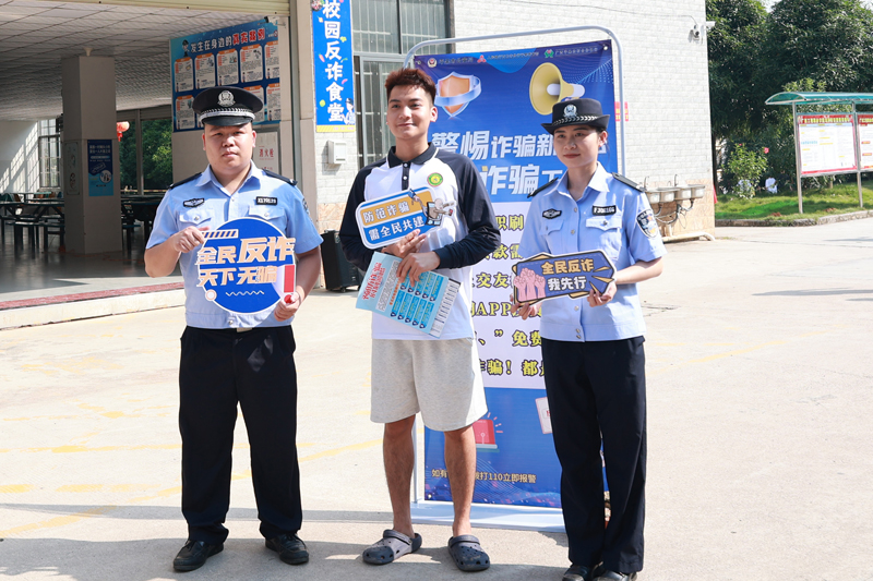 合影。零達軍攝