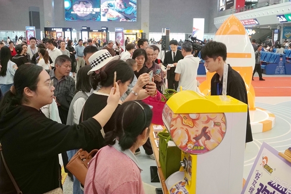 旅客們“打卡”螺螄粉形象館。朱望汐攝