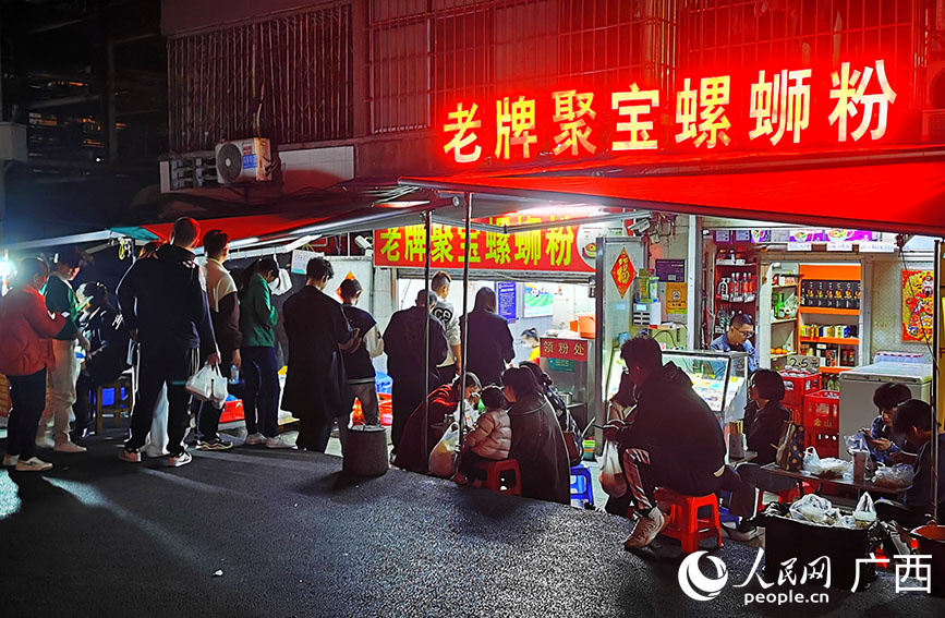 游客在柳州街頭排隊(duì)嗍粉。人民網(wǎng) 付華周攝