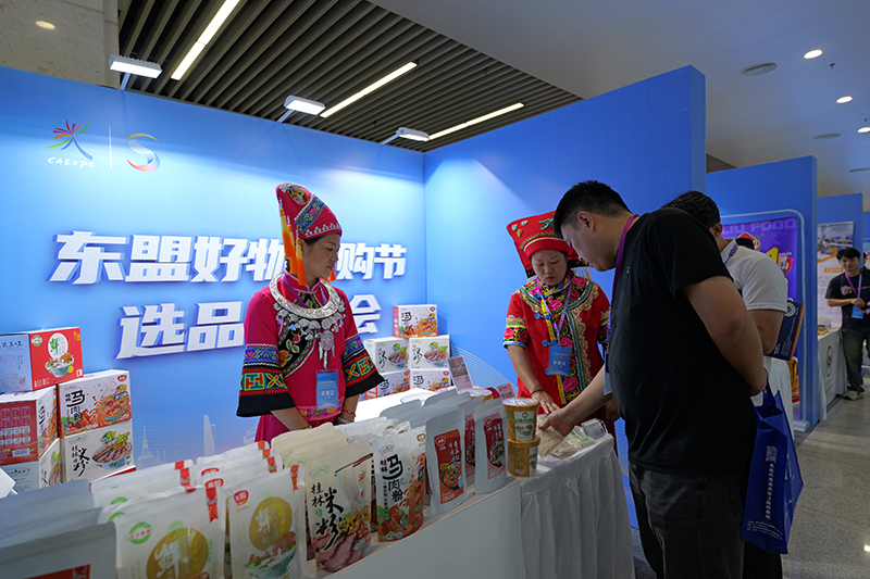 客商選購產(chǎn)品。梁章暉攝