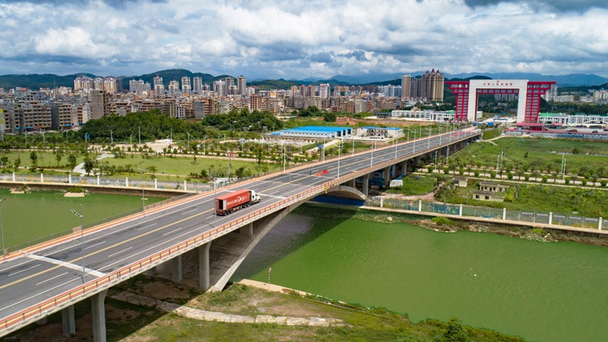 2019年正式通車的中越北侖河公路二橋，已成為中越之間重要的貨運通道。廣西公路發(fā)展中心供圖