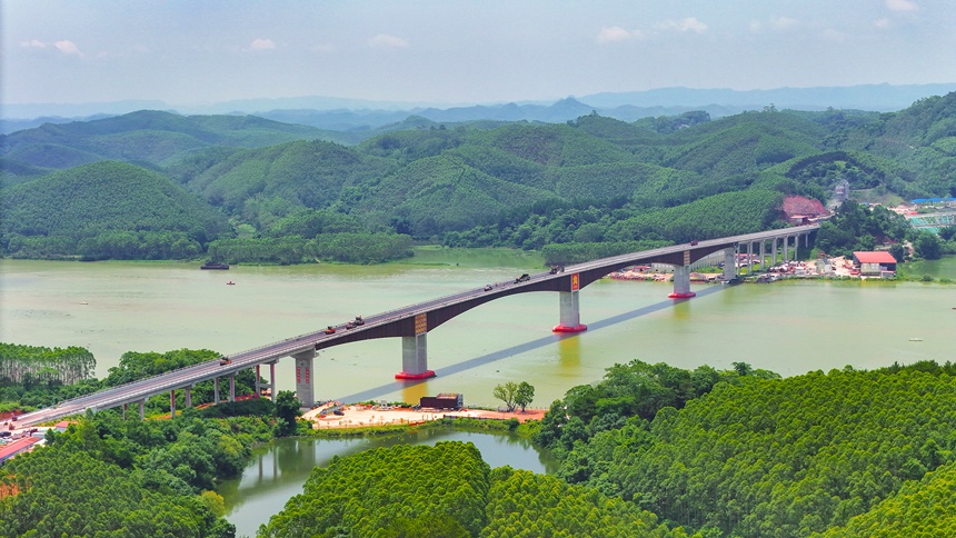 9月27日，世界最大跨徑1800型波形鋼腹板連續(xù)剛構(gòu)橋飛龍大橋正式通車。廣西公路發(fā)展中心供圖