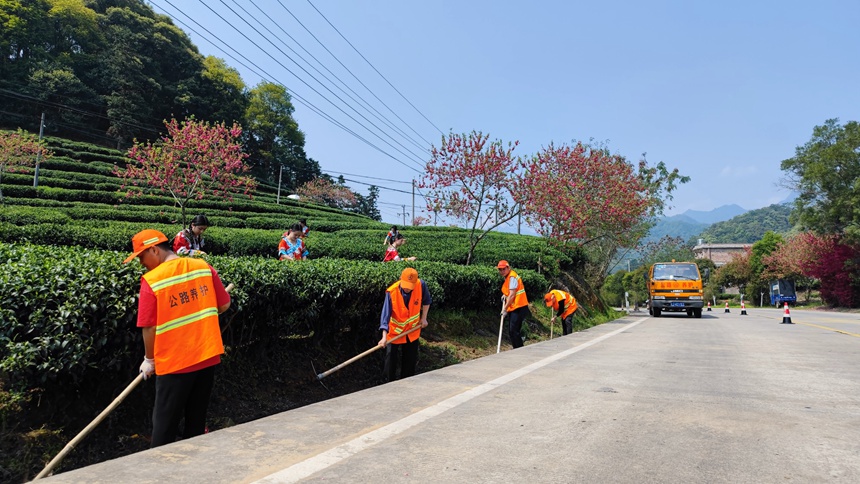 國道241線昭平縣西坪茶園路段公路養(yǎng)護人員正在清理路肩雜物。廣西公路發(fā)展中心供圖