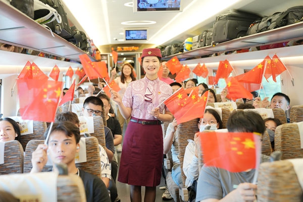 G422次列車上，南寧客運段組織開展“倡導(dǎo)文明出行、品鑒詩詞大會”國慶詩會活動。曹爍攝