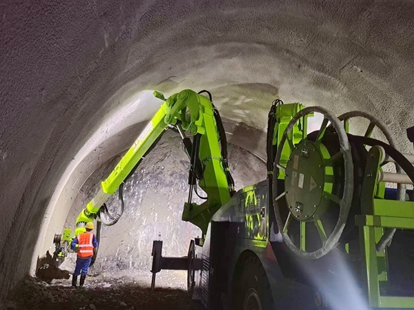 黃百鐵路上里隧道，施工人員使用智能化雙臂鑿巖臺車進行開挖作業(yè)。李俊朋攝