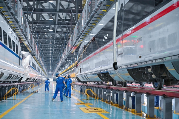 南寧車輛段保潔員在對車體外皮進行全面清洗。廖炳達攝