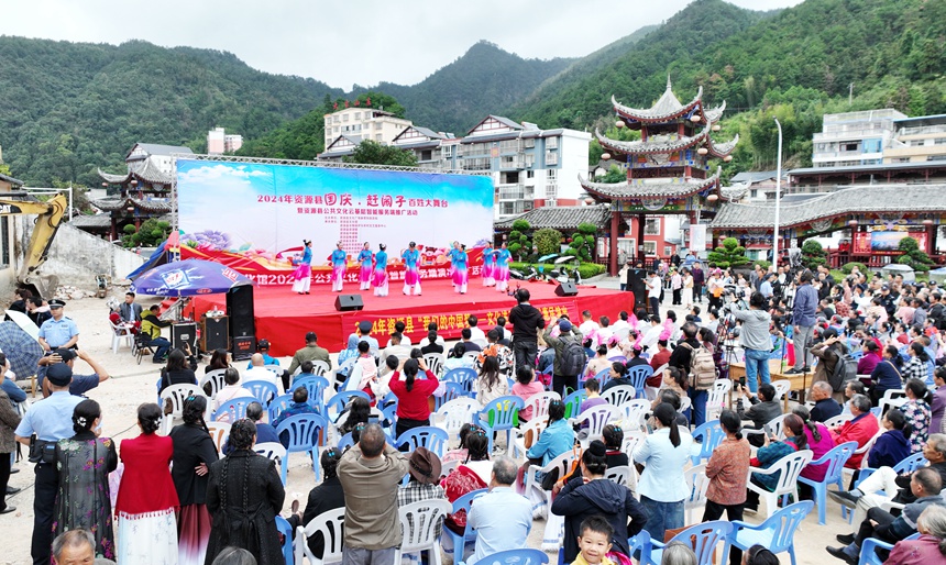資源縣國慶節(jié)“趕鬧子”百姓大舞臺(tái)表演現(xiàn)場