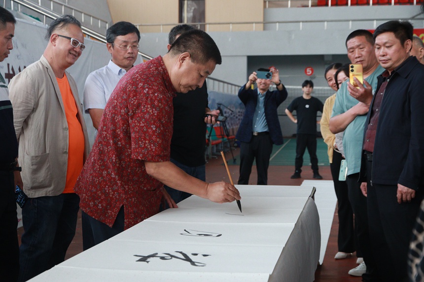 書(shū)法藝術(shù)家們揮毫潑墨，現(xiàn)場(chǎng)展示書(shū)法1